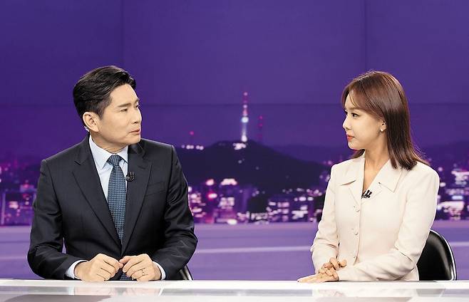 윤 앵커와 윤우리(오른쪽) 앵커가 방송 시작 전 대화를 나누는 모습./박상훈 기자