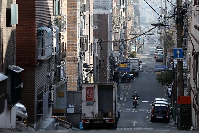 (서울=뉴스1) 이승배 기자 = 이른바 '빌라왕' 등 전세 사기 피해로 보증금을 돌려받지 못하는 세입자들이 속출하는 가운데 지난해 11월 기준 주택도시보증공사(HUG)가 파악한 상위 30위 전세보증금반환보증 집중 관리 다주택 채무자(악성 임대인)의 지역별 통계에 따르면, 서울 강서구 화곡동에서 발생한 전세금 미반환 사고가 737건으로 압도적 1위를 차지했다. 이는 서울 전 지역 사고의 41%를 차지한다. 사진은 9일 서울 강서구 화곡동의 빌라 밀집 지역. 2023.1.9/뉴스1