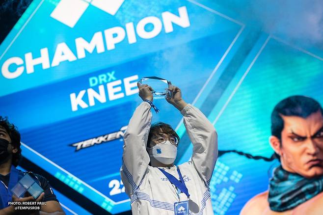 EVO 2022에서 '무릎' 배재민 선수가 우승한 뒤 트로피를 들어올리는 모습./DRX 제공