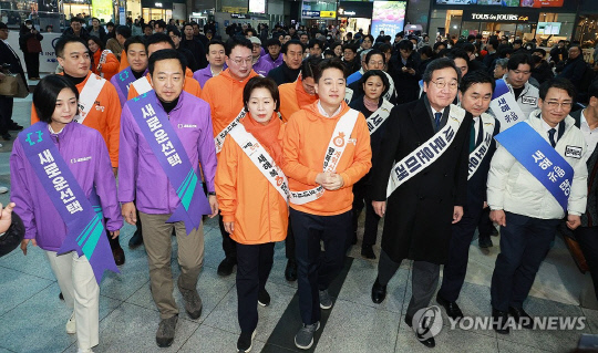 새로운미래 이낙연 공동대표, 개혁신당 이준석 대표, 원칙과상식 이원욱 의원, 새로운선택 금태섭 공동대표 등이 9일 오전 서울 용산역에서 설 귀성인사를 하기 위해 이동하고 있다. 사진=연합뉴스