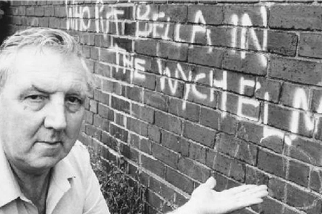 1943년 당시 10대 소년으로 느릅나무 안 '벨라'의 존재를 처음 알렸던 토미 윌렛츠가 "누가 느릅나무 안에 벨라를 넣었습니까?"라는 낙서가 적힌 벽 앞에 서 있다. 버밍엄메일 제공