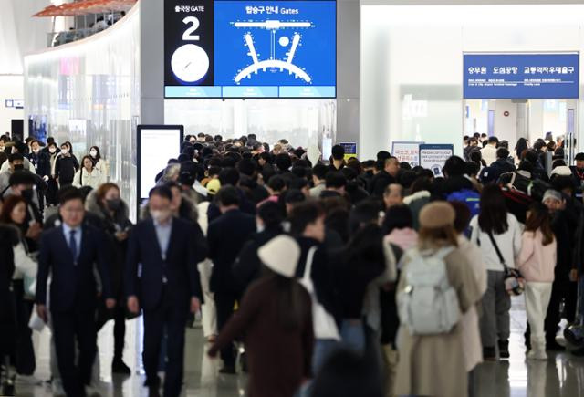 설 연휴 이틀 전인 지난 7일 인천국제공항 제1터미널 출국장이 해외여행을 떠나는 인파로 붐비고 있다. 연합뉴스