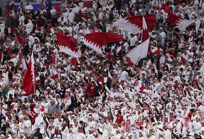 기뻐하는 카타르 관중 (알코르=연합뉴스) 김도훈 기자 = 29일(현지시간) 카타르 알코르 알바이트 스타디움에서 열린 2023 아시아축구연맹(AFC) 아시안컵 16강전 카타르와 팔레스타인 경기. 카타르 아크람 아피프가 페널티킥으로 2대1 역전시키자 관중들이 기뻐하고 있다. 2024.1.30 superdoo82@yna.co.kr/2024-01-30 02:22:59/ <저작권자 ⓒ 1980-2024 ㈜연합뉴스. 무단 전재 재배포 금지, AI 학습 및 활용 금지>
