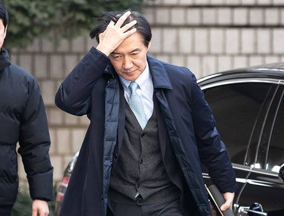 자녀 입시 비리와 청와대 감찰 무마 등 혐의로 기소된 조국 전 법무부 장관이 8일 열린 2심에서도 1심과 같은 징역 2년형을 선고받았다. 재판부는 방어권 보장을 위해 조 전 장관을 법정 구속하지는 않았다. 조 전 장관이 이날 서울고등법원에서 열린 선고공판에 출석하고 있다. [뉴스1]