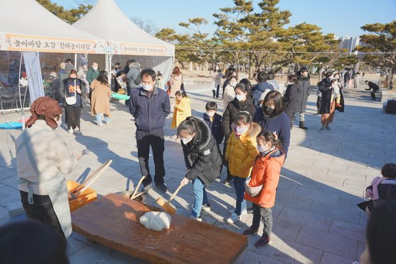 각 지역의 국립박물관은 설맞이 행사를 다채롭게 준비했다. 직접 떡메를 쳐서 인절미를 만들어보는 행사에 참여 중인 시민들. 사진 국립전주박물관