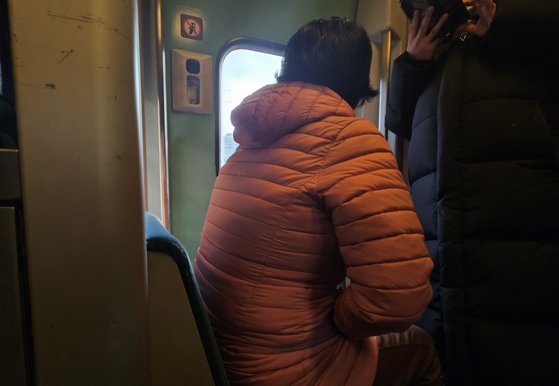서울역 동대구역행 기차안에서 만난 이모(70)씨가 열차 칸 사이에 놓인 간이의자에 앉아있다. 그는 한 달 전 서울역에서 현장예매로 입석 표를 겨우 구했다. 이영근 기자