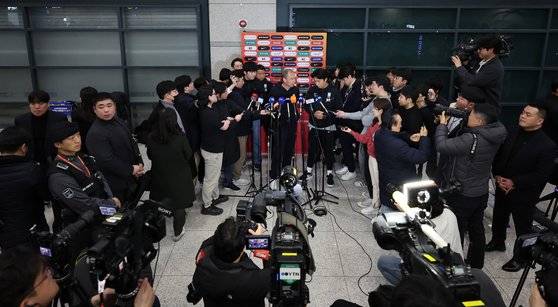 귀국 직후 인천공항 입국장에서 기자회견한 클린스만 감독. 뉴스1