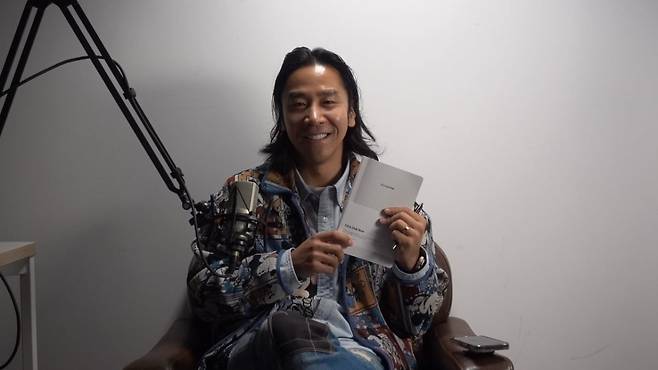 김한균씨가 새해 스케줄러를 들고 웃고 있는 모습.