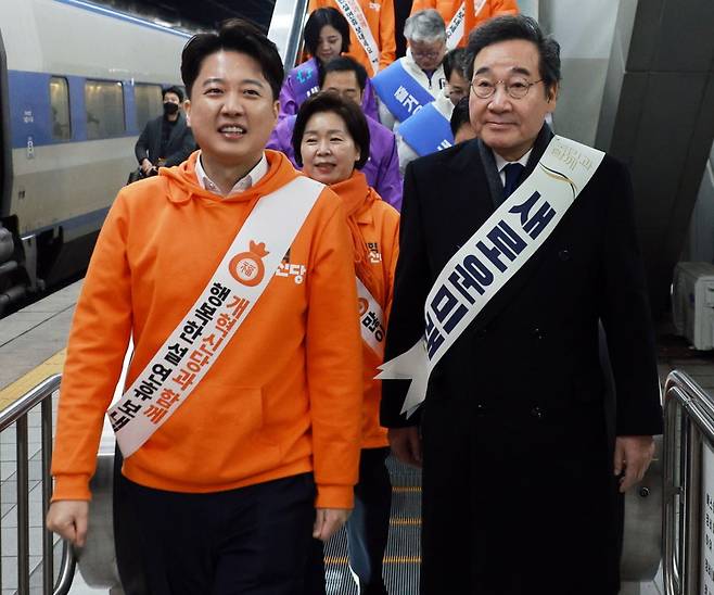 새로운미래 이낙연 공동대표와 개혁신당 이준석 대표가 9일 오전 서울 용산역에서 설 귀성인사를 하기 위해 이동하고 있다. 사진=연합뉴스