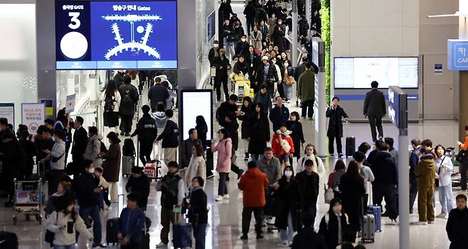 설 명절 연휴를 하루 앞둔 8일 오전 인천국제공항 제1여객터미널 출국장이 여행객들로 북적이고 있다. /사진=연합뉴스