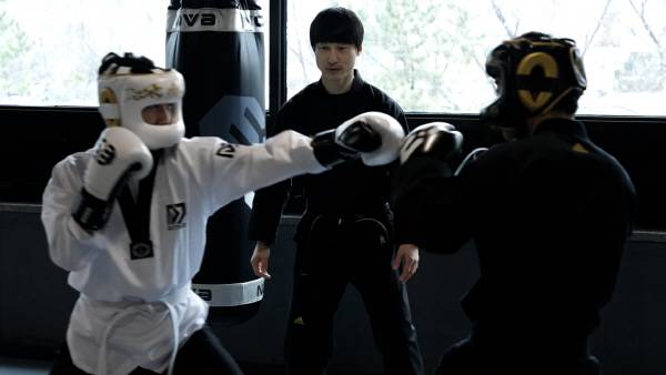 국제신문 취재진이 겨루기를 체험하고 있다. 김선우 PD