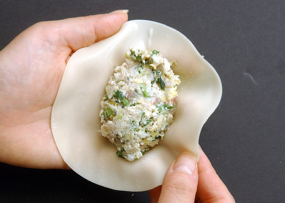 Some Korean families make mandu together on Seollal, generously filling each flour pocket as an act of wishing each other a full year. [JOONANG PHOTO]