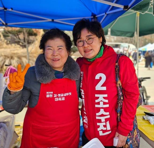 조수진 국민의힘 의원이 시민과 함께 사진을 촬영하고 있다. 조수진 의원실 제공