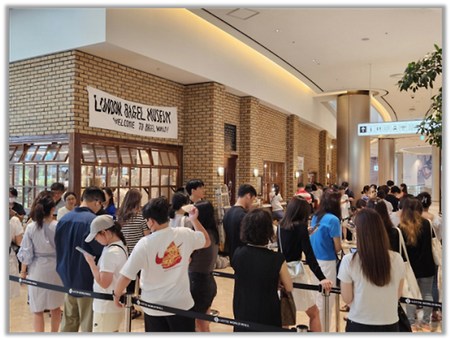 &nbsp;런던베이글뮤지엄 매장 앞 대기줄 (출처 : 이투데이)