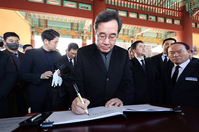 새로운미래 이낙연 공동대표가 지난 7일 오전 광주 북구 운정동 국립 5·18민주묘지를 찾아 방명록을 작성하고 있다. [사진 출처 = 연합뉴스]