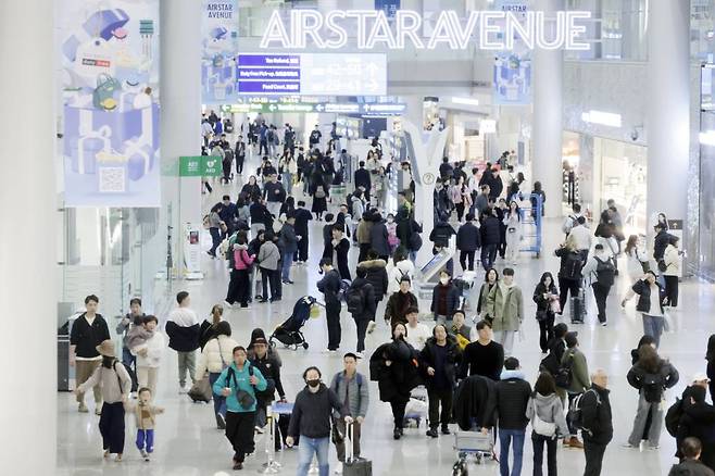 [인천공항=뉴시스] 최동준 기자 = 설날 연휴를 하루 앞둔 8일 인천국제공항 면세 구역이 이용객으로 붐비고 있다. 인천국제공항공사는 이번 설 연휴 특별교통대책 기간인 8일부터 12일까지 닷새간 총 97만6922명이 인천공항을 이용할 것으로 예상했다. 2024.02.08.