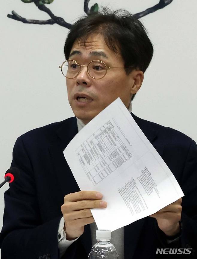 [서울=뉴시스] 조성봉 기자= 김경율 국민의힘 비상대책위원이 5일 오전 서울 여의도 국민의힘 중앙당사에서 열린 비상대책위원회 회의에서 발언을 하고 있다. 2024.02.05. suncho21@newsis.com