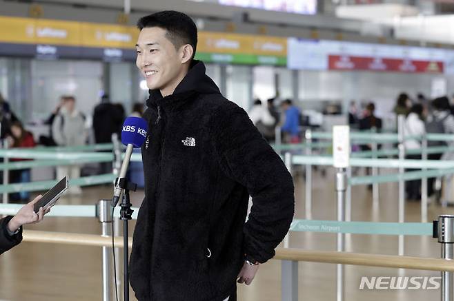 [인천공항=뉴시스] 최동준 기자 = 남자 높이뛰기 간판 우상혁이 5일 인천국제공항에서 독일 뮌헨으로 전지훈련 차 출국하며 취재진 질문에 답변하고 있다. 2024.01.05. photocdj@newsis.com