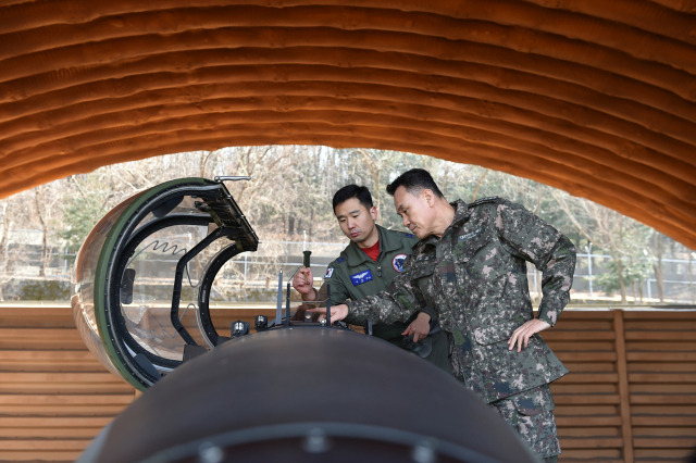 9일 김명수 합참의장이 공군 8전투비행단을 찾아 KA-1 항공기의 작전태세를 점검하고 있다. 사진 제공=합참