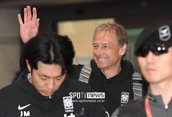 ▲ 냉랭한 여론과 상관 없이 자신에게 환호한 팬에게 손을 들고 웃으며 인사하는 위르겐 클린스만 감독 ⓒ곽혜미 기자