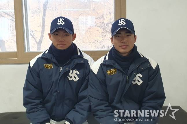 유신고의 오재원(오른쪽)과 신재인이 7일 대구상원고 체력단련실에서 포즈를 취하고 있다. /사진=김동윤 기자