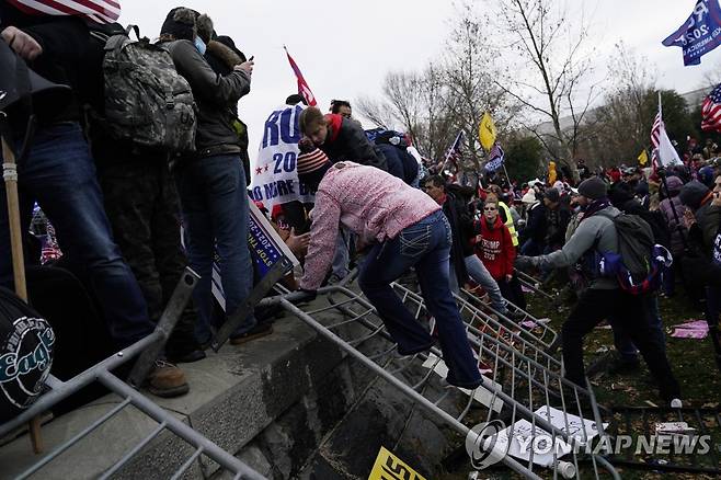 미 의사당 난입하는 트럼프 지지 시위대 도널드 트럼프 미국 대통령 지지 시위대가 2021년 1월 6일(현지시간) 워싱턴DC 국회의사당 경내로 난입하고 있다. [EPA 연합뉴스 자료사진. 재판매 및 DB 금지]