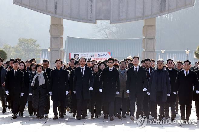 5·18민주묘지 찾은 한동훈 비대위원장과 국민의힘 광주시당 당원들 [연합뉴스 자료사진]