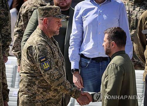 젤렌스키 대통령(오른쪽)과 잘루즈니 총사령관(왼쪽)  [자료사진]