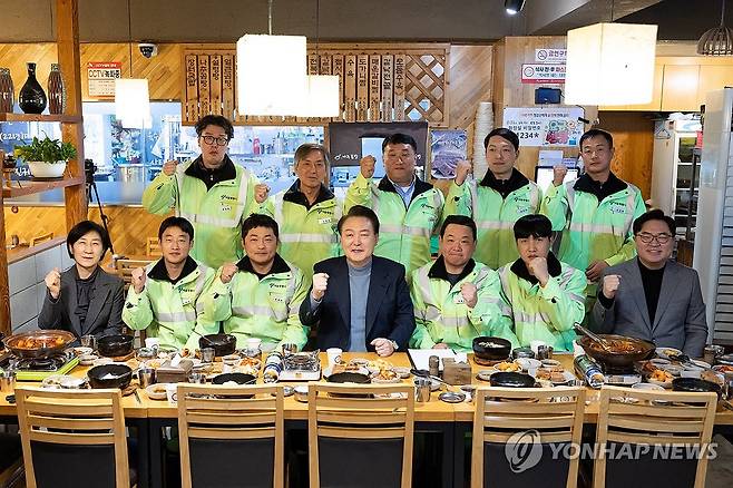 윤석열 대통령, 설 연휴 첫날 환경공무관들과 조찬 (서울=연합뉴스) 진성철 기자 = 윤석열 대통령이 설 연휴 첫날인 9일 서울 동작구 한 식당에서 동작구 소속 가로청소 환경공무관들과 조찬을 함께하며 기념 사진을 찍고 있다. 2024.2.9  [대통령실 제공. 재판매 및 DB 금지] zjin@yna.co.kr