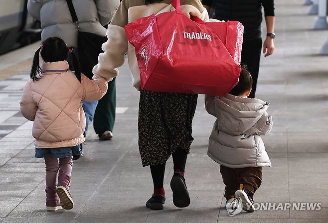 엄마손 꼭 잡고… (서울=연합뉴스) 최재구 기자 = 설을 앞둔 8일 서울역에서 한 가족이 귀성을 위해 열차에 탑승하고 있다. 2024.2.8 jjaeck9@yna.co.kr