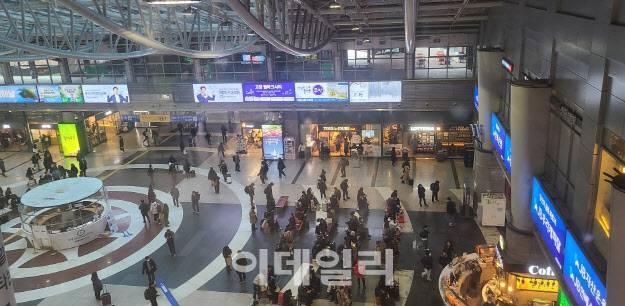 구내식당 창가 자리에서 내려다본 풍경. (사진= 김미영 기자)