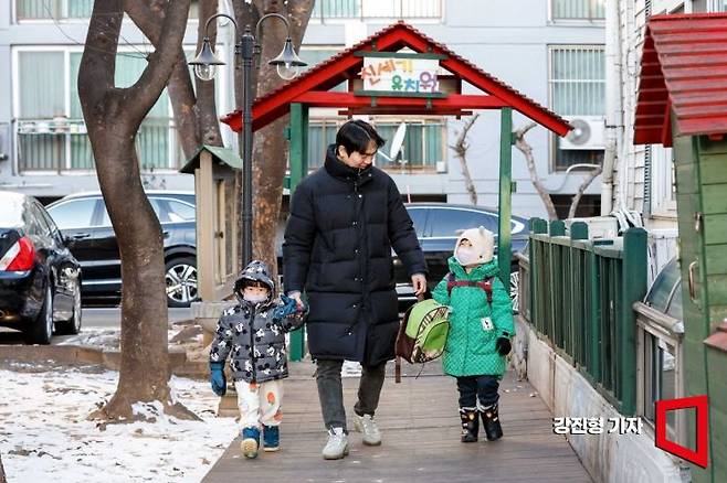 지난해 12월 21일 서울 강서구에서 진광일 씨가 출근에 앞서 두 자녀를 어린이집과 유치원에 등원시키고 있다. 사진=강진형 기자aymsdream@