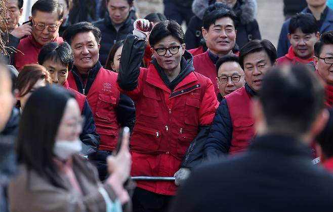 한동훈 국민의힘 비상대책위원장이 8일 오전 서울 노원구 중계동 백사마을에서 당직자들과 연탄나눔 봉사활동을 하고 있다. /뉴스1