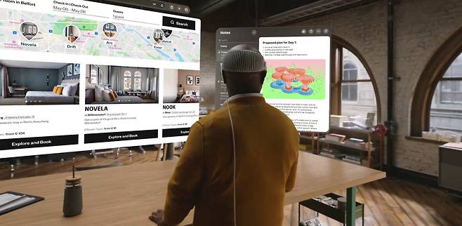 비전 프로 화면에 다양한 앱을 실행하고 동시에 작업하는 모습./애플