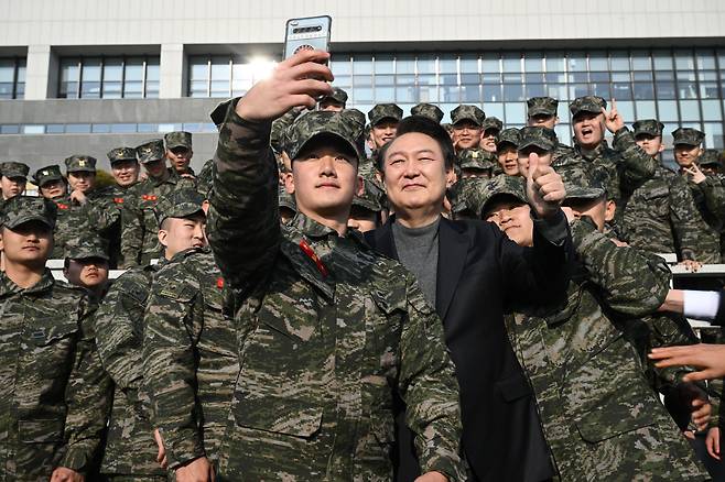 윤석열 대통령이 설 명절인 10일 경기 김포시 해병대 청룡 부대(2사단)를 방문해 장병들과 셀카를 찍고 있다./대통령실