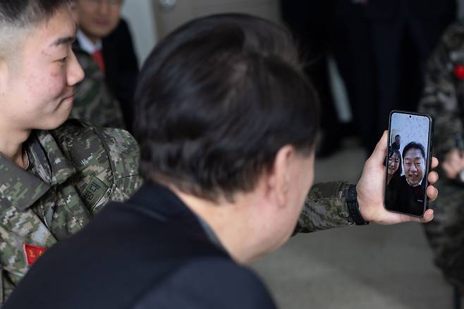 윤석열 대통령이 설 명절인 10일 경기 김포시 해병대 청룡 부대(2사단)를 방문해 생활관에서 한 장병의 부모님과 영상 통화를 하고 있다./대통령실