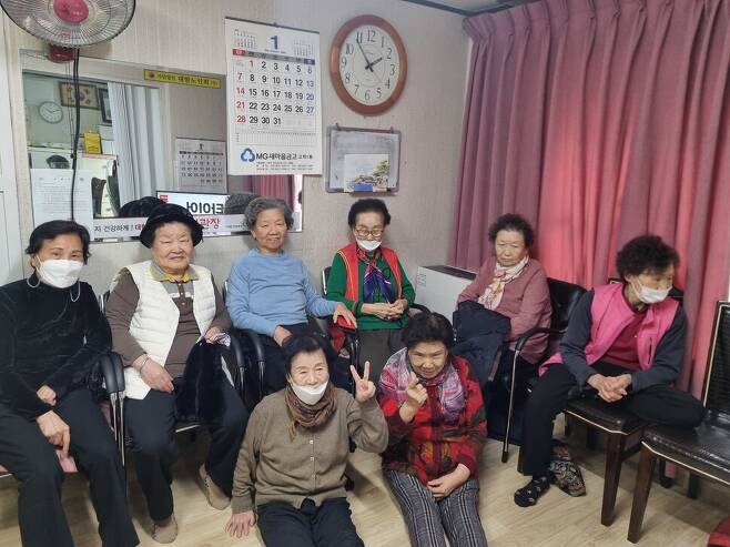 지난달 4일 찾은 서울 구로구의 한 경로당. 이곳에서 만난 장순환(84)씨는 “기념으로 우리도 사진 한 장 찍어줘”라고 말하며 웃었다. 고나린 기자
