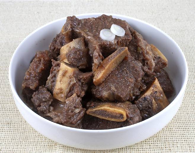 고기를 너무 많이 먹으면 궤양성 대장염, 과체중, 당뇨병 등의 위험이 커진다./사진=클립아트코리아