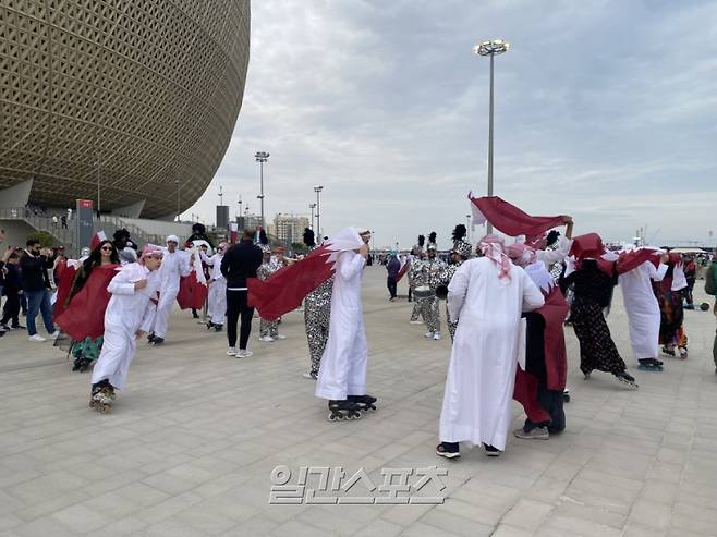 카타르 팬들은 인라인스케이트를 타며 아시안컵 결승전 현장을 즐겼다. 사진=김희웅 기자