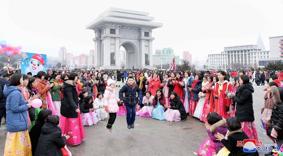 2019년 2월 북한 주민들이 설명절을 보내는 모습. 광장에서 줄넘기 등 민속놀이를 하고 있다. 연합뉴스