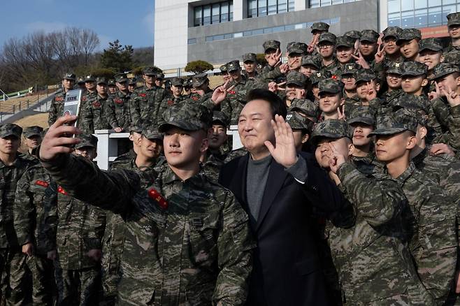 윤석열 대통령이 설 명절인 10일 경기 김포시 해병 청룡부대(2사단)를 방문해 장병들과 셀카를 찍고 있다.  /사진=연합뉴스