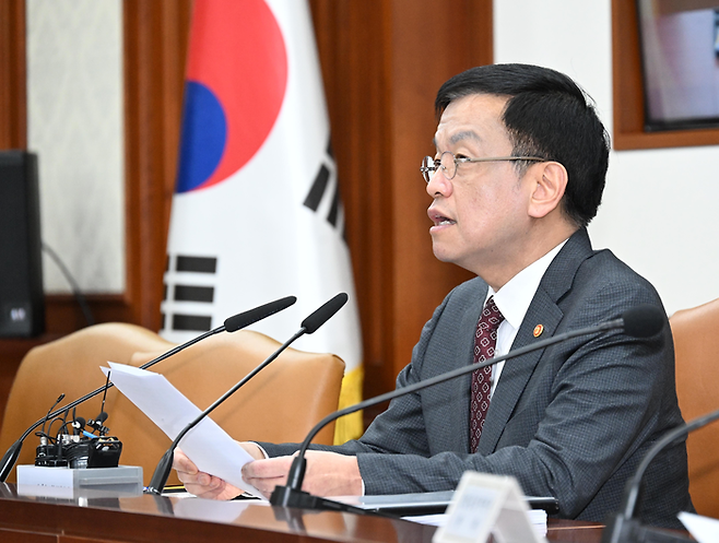 최상목 부총리 겸 기획재정부 장관이 2일 서울 정부서울청사에서 열린 ‘비상경제장관회의 겸 물가관계장관회의’에서 발언하고 있다. 기재부 제공