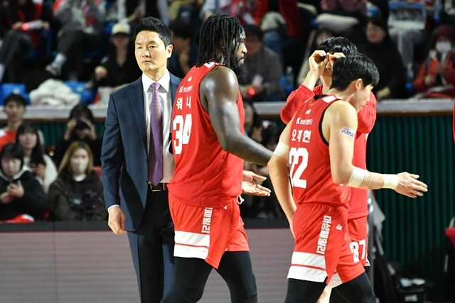 전희철(왼쪽) 감독과 SK 선수단. 사진=KBL 제공