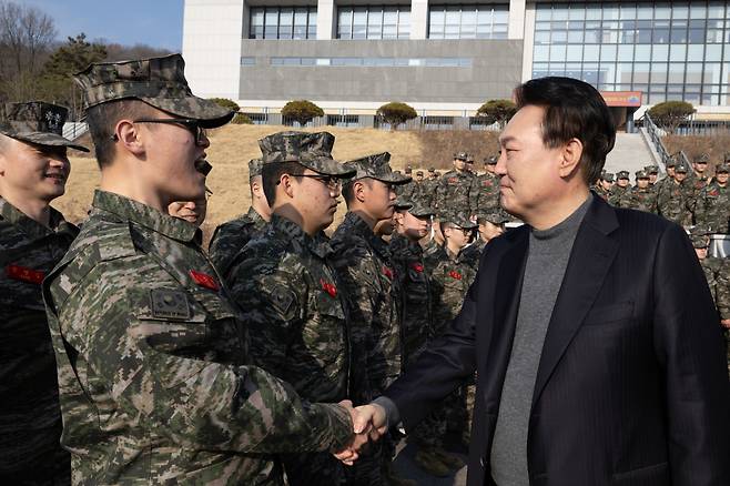 윤석열 대통령이 설 명절인 10일 경기 김포시 해병 청룡부대(2사단)를 방문해 장병들을 격려하고 있다. [연합]