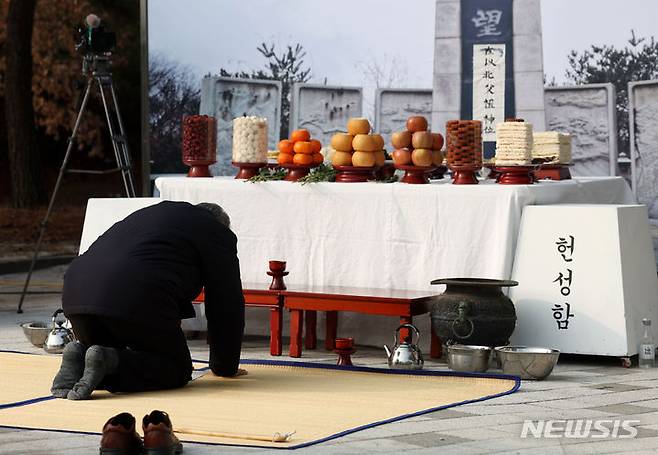 [파주=뉴시스] 홍효식 기자 = 설날인 10일 경기도 파주 임진각 평화의 종 광장에서 열린 제40회 망향경모제에 앞서 참배객이 참배하고 있다. 2024.02.10. yesphoto@newsis.com