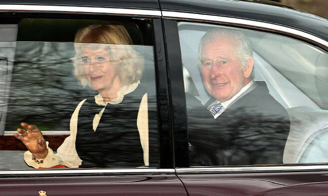 찰스 3세 영국 국왕이 지난 6일(현지시각) 커밀라 왕비와 함께 암 판정 이후 처음으로 외부에 얼굴을 보이며 지지자들에게 손을 흔들고 있다. AFP연합뉴스