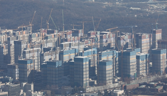 서울 송파구 롯데월드타워 서울스카이 전망대에서 바라본 둔촌주공 재건축단지 모습. 2023.01.04. 뉴시스