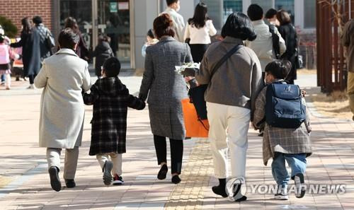 입학식 참가하는 초등학생들 [연합뉴스 자료사진]