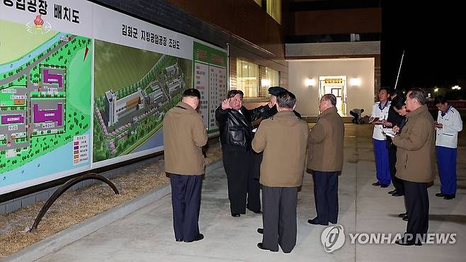 김정은, 김화군 지방공업공장 현지지도 (서울=연합뉴스) 김정은 북한 국무위원장이 지난 7일 김화군 지방공업공장들을 현지지도했다고 조선중앙TV가 8일 보도했다. [조선중앙TV 화면] 2024.2.8 
    [국내에서만 사용가능. 재배포 금지. For Use Only in the Republic of Korea. No Redistribution] nkphoto@yna.co.kr