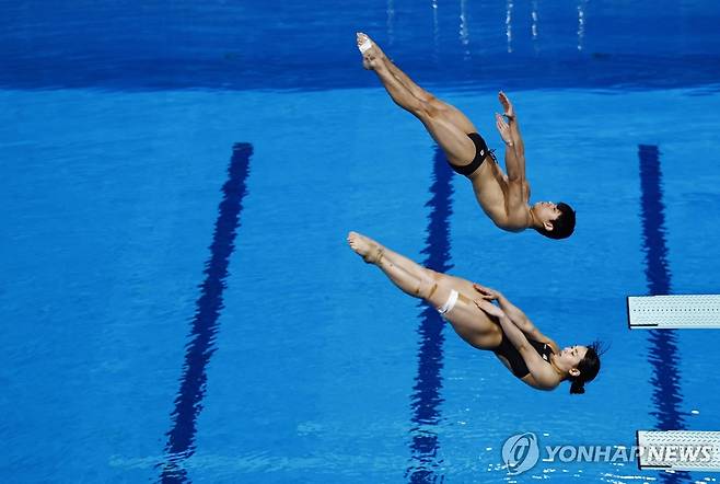 김수지-이재경은 혼성 싱크로 연기 (도하 로이터=연합뉴스) 김수지(오른쪽)와 이재경이 10일 카타르 도하 하마드 아쿠아틱센터에서 열린 2024 세계선수권 다이빙 혼성 싱크로 3ｍ 스프링보드 결승에서 연기를 펼치고 있다.